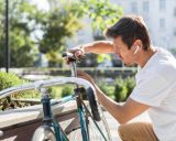 De risico's van fietsen met oortjes: Is jouw focus op de weg of op de muziek?